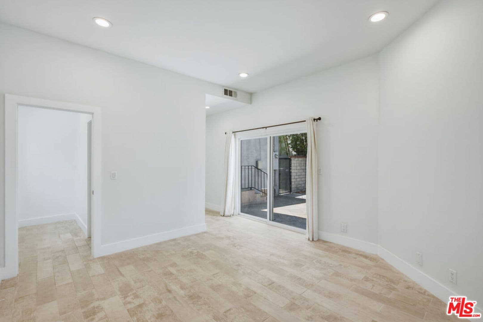 Venice House: 869 Warren Ave