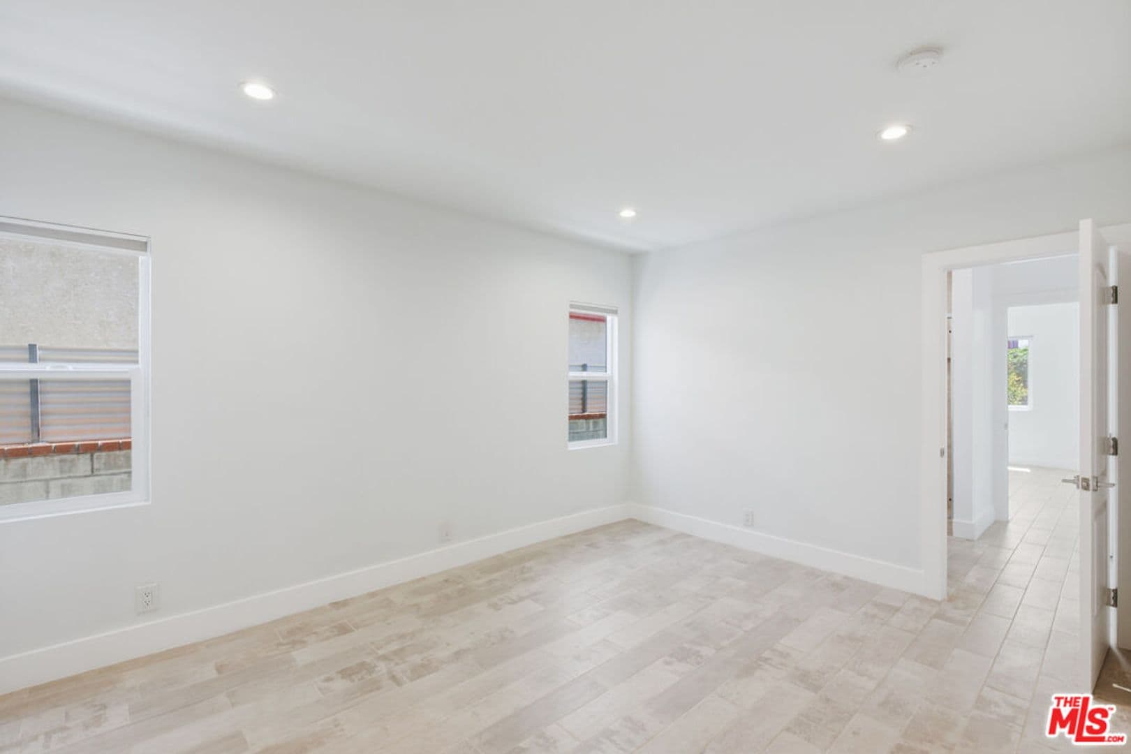 Venice House: 869 Warren Ave