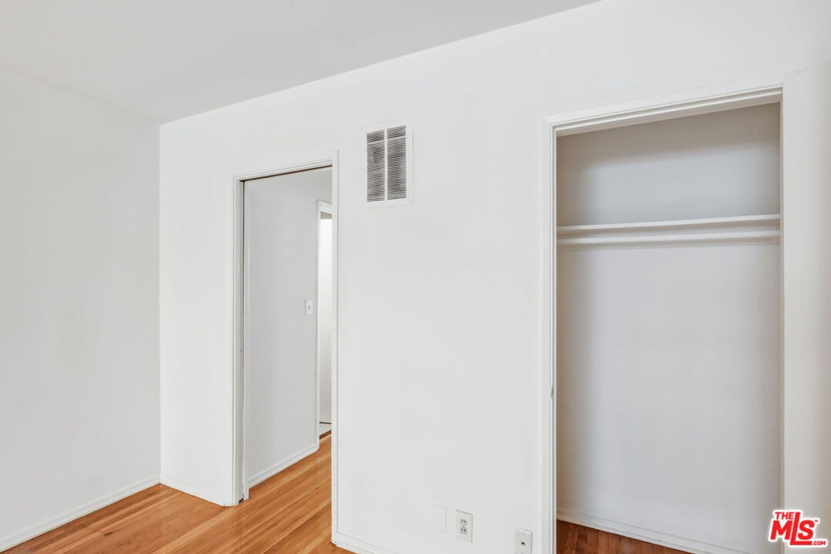Los Angeles Apartment: 1058 S Wooster St
