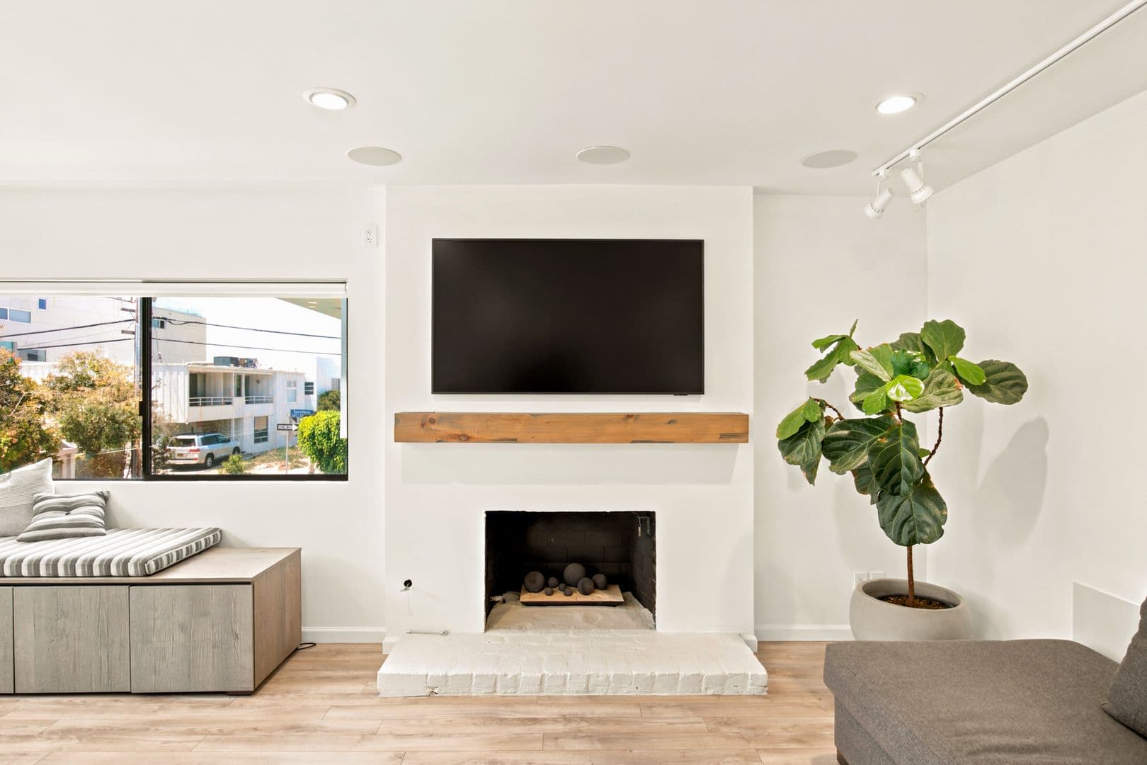 Marina del Rey Apartment: 21-23 Privateer Street