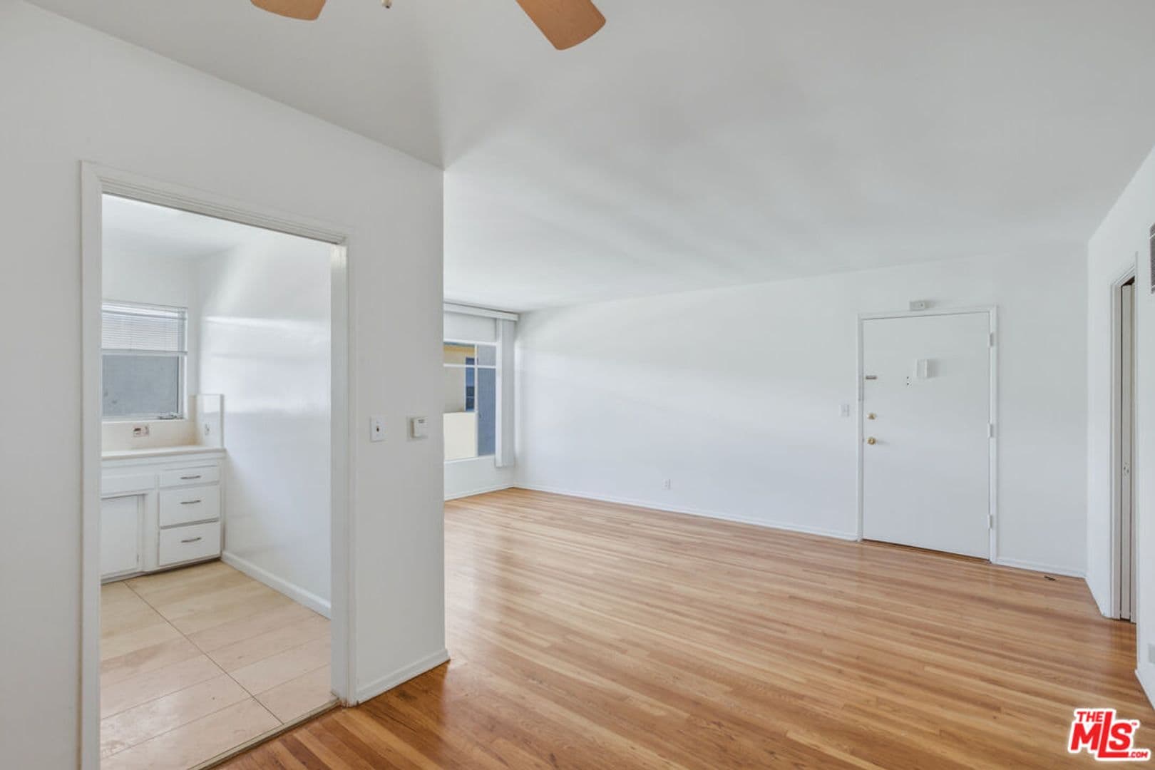 Los Angeles Apartment: 1058 S Wooster St