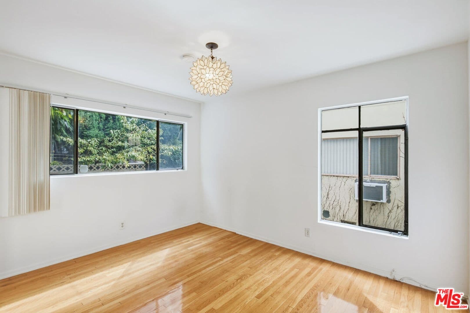 Los Angeles Apartment: 1058 S Wooster St