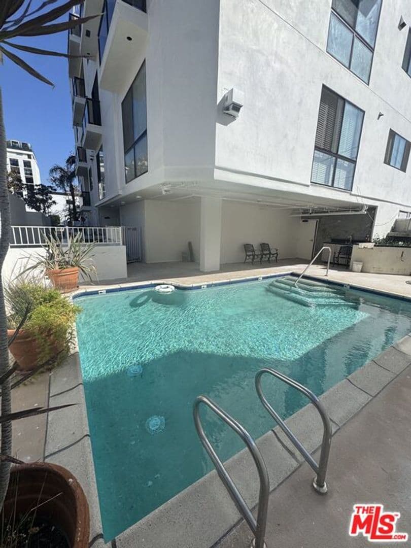 Beverly Hills Condo: 121 South Canon Drive