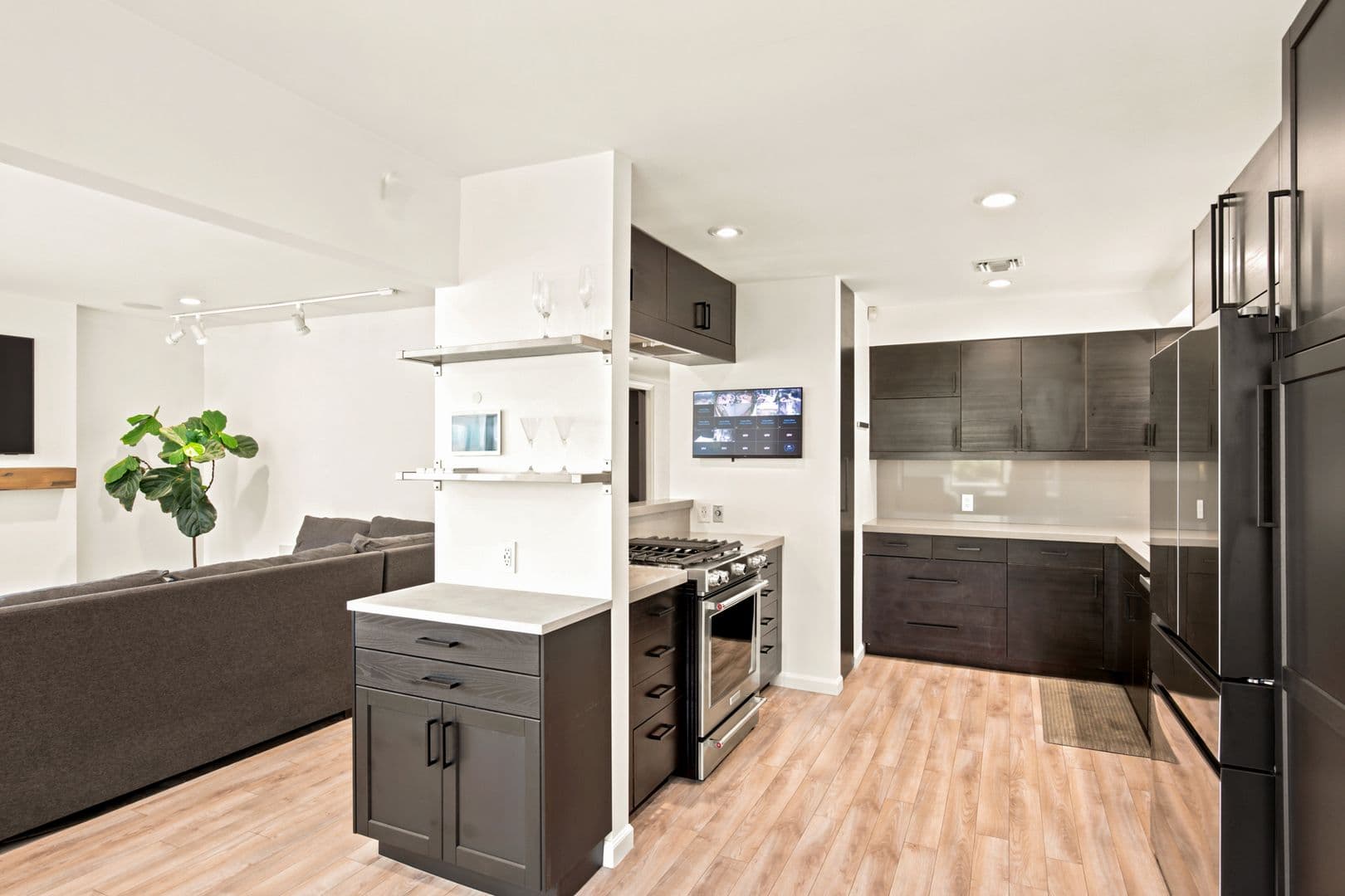 Marina del Rey Apartment: 21-23 Privateer Street