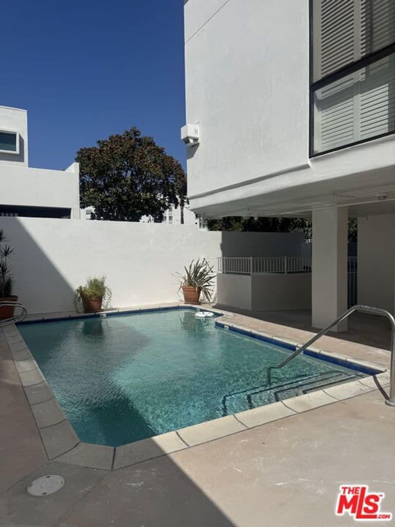 Beverly Hills Condo: 121 South Canon Drive