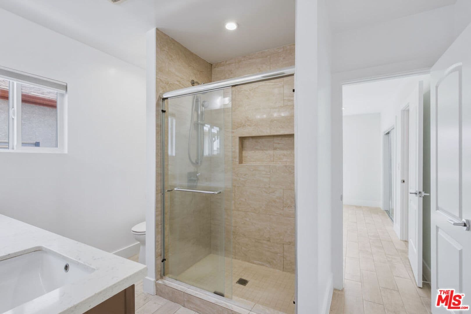 Venice House: 869 Warren Ave