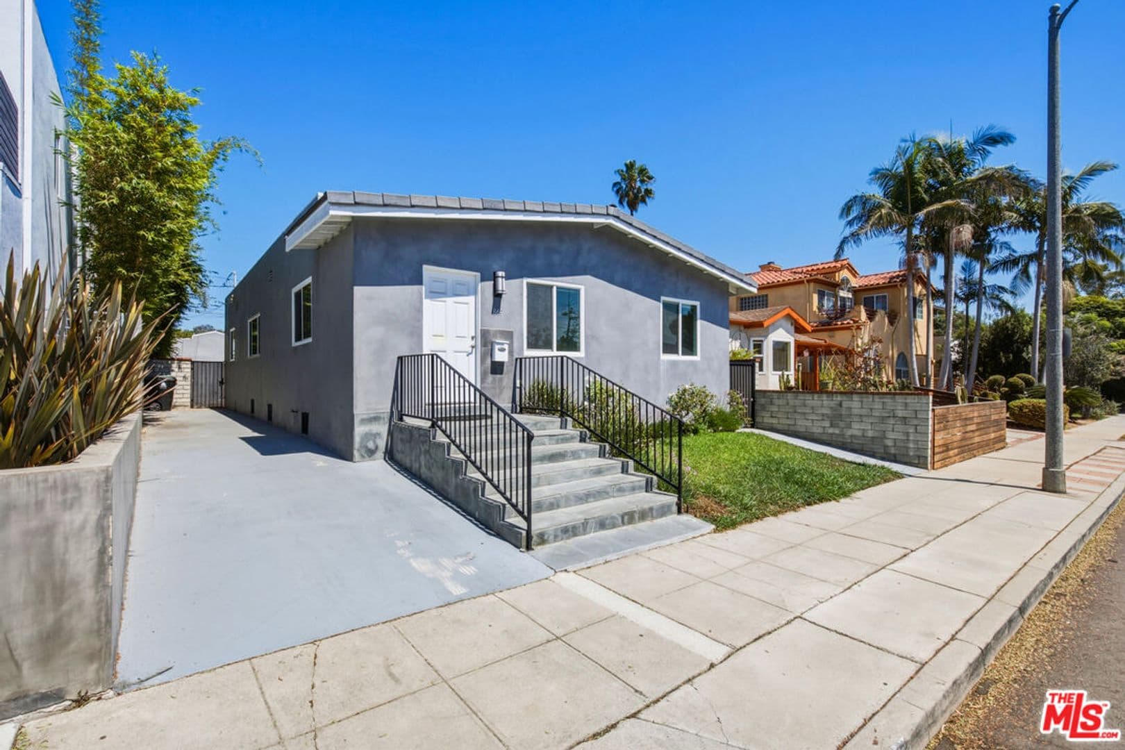 Venice House: 869 Warren Ave