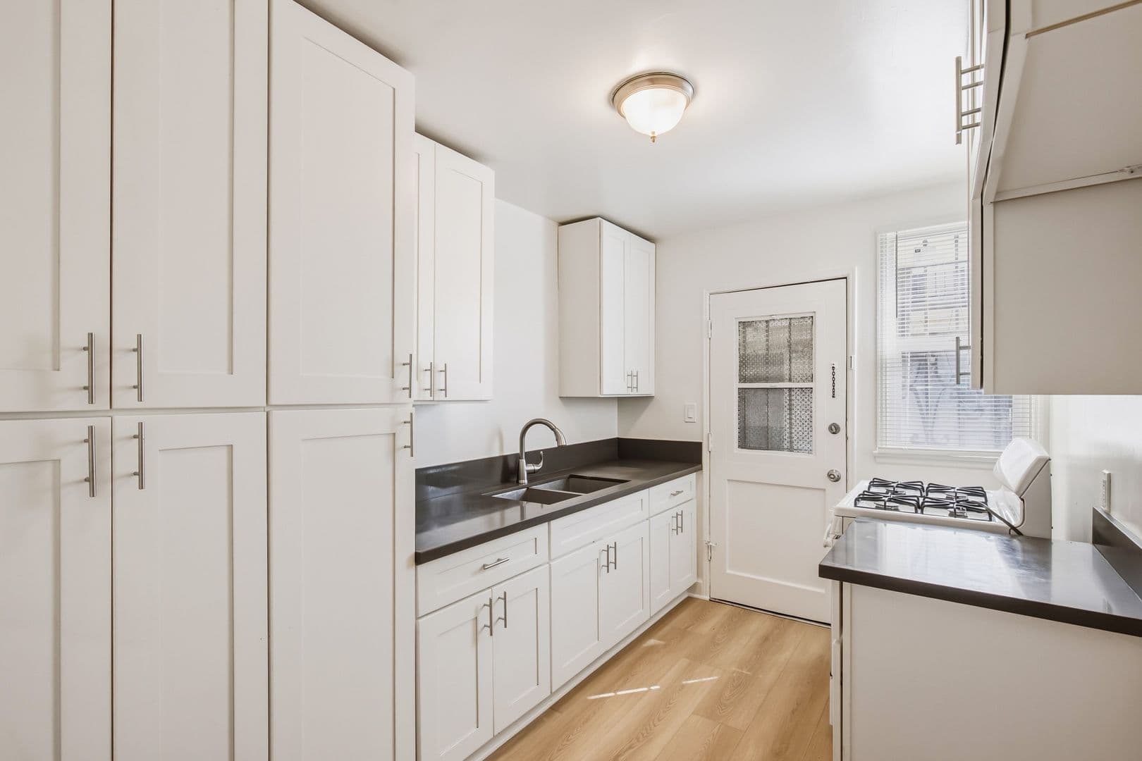 Los Angeles Apartment: 5700 Corbett Street