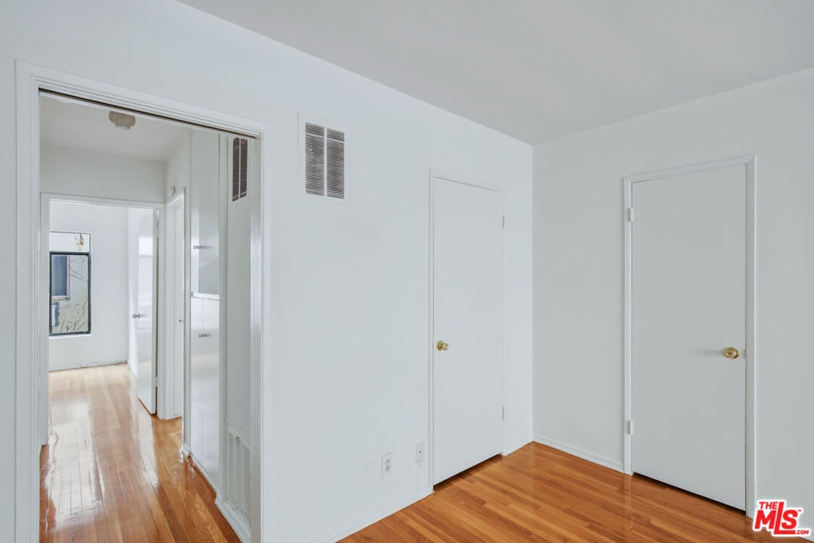 Los Angeles Apartment: 1058 S Wooster St