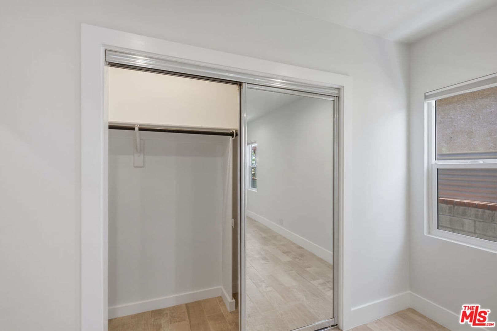 Venice House: 869 Warren Ave