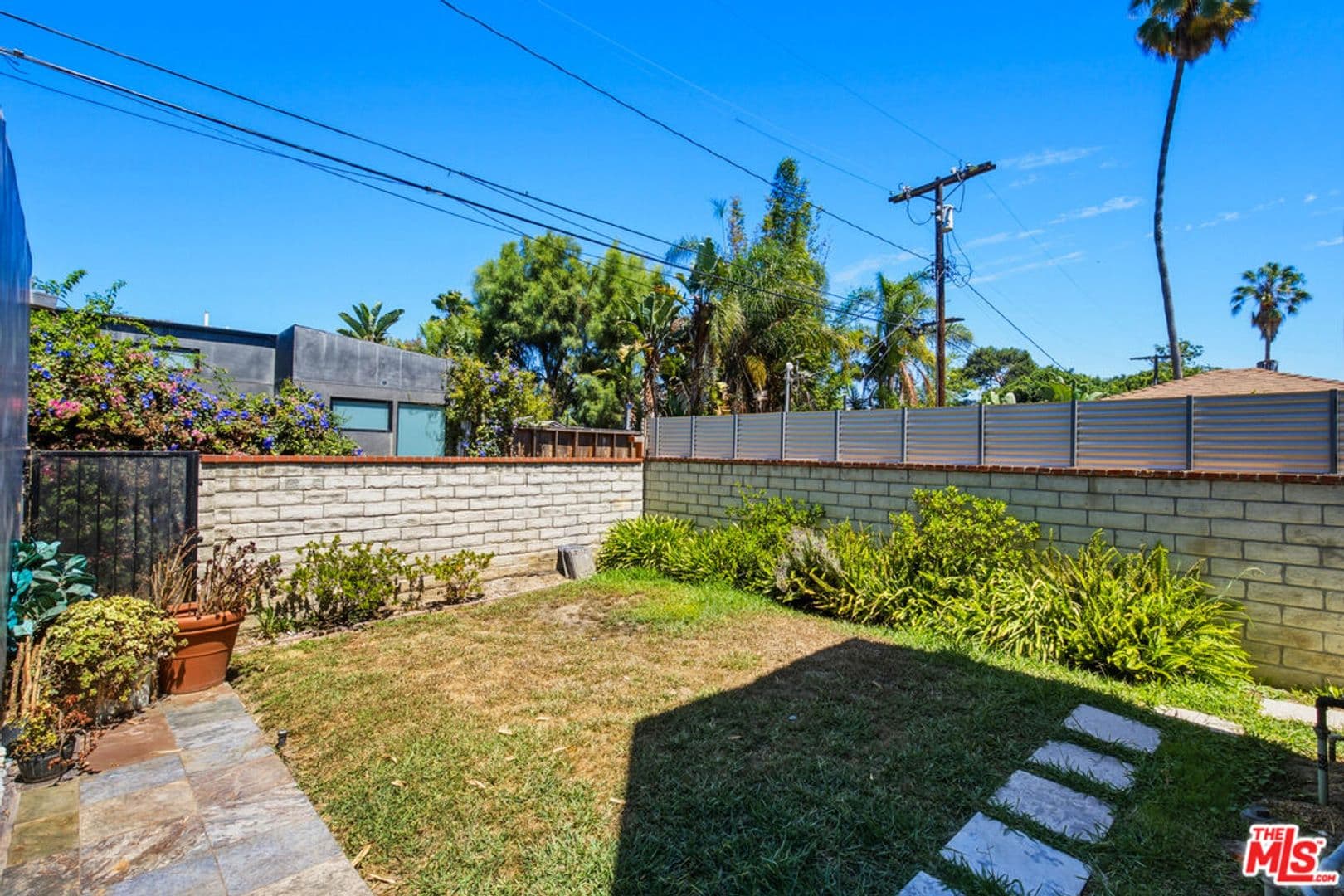 Venice House: 869 Warren Ave