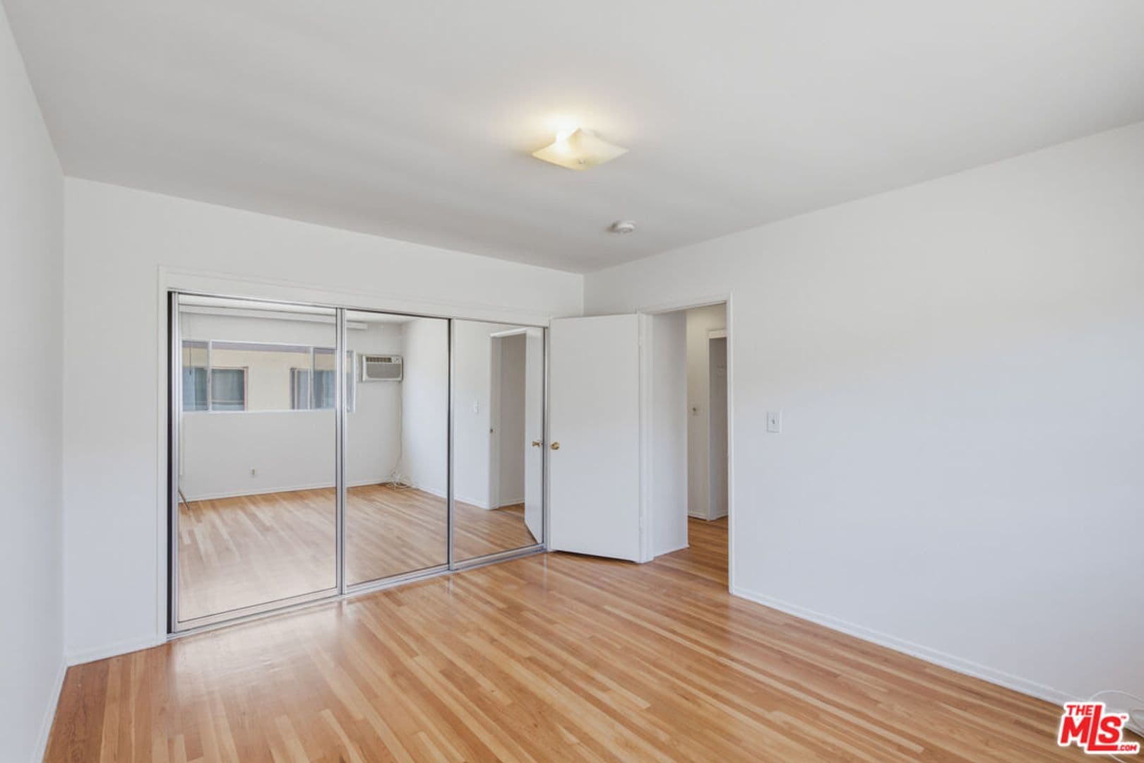 Los Angeles Apartment: 1058 S Wooster St