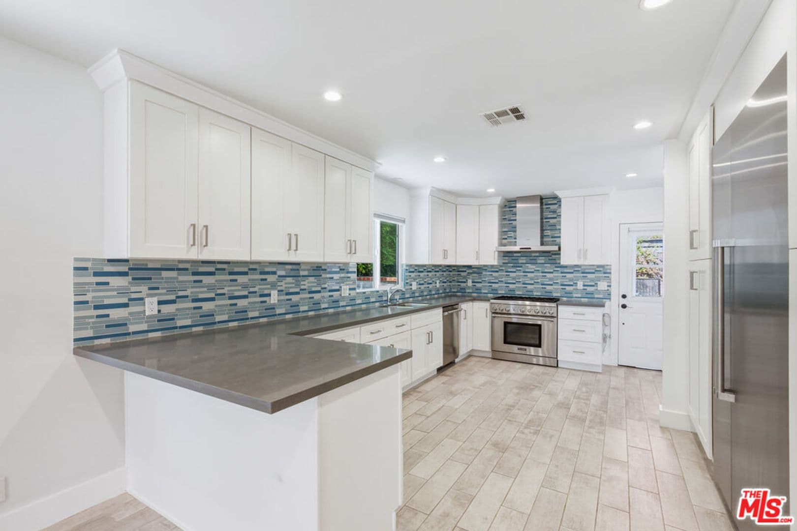 Venice House: 869 Warren Ave