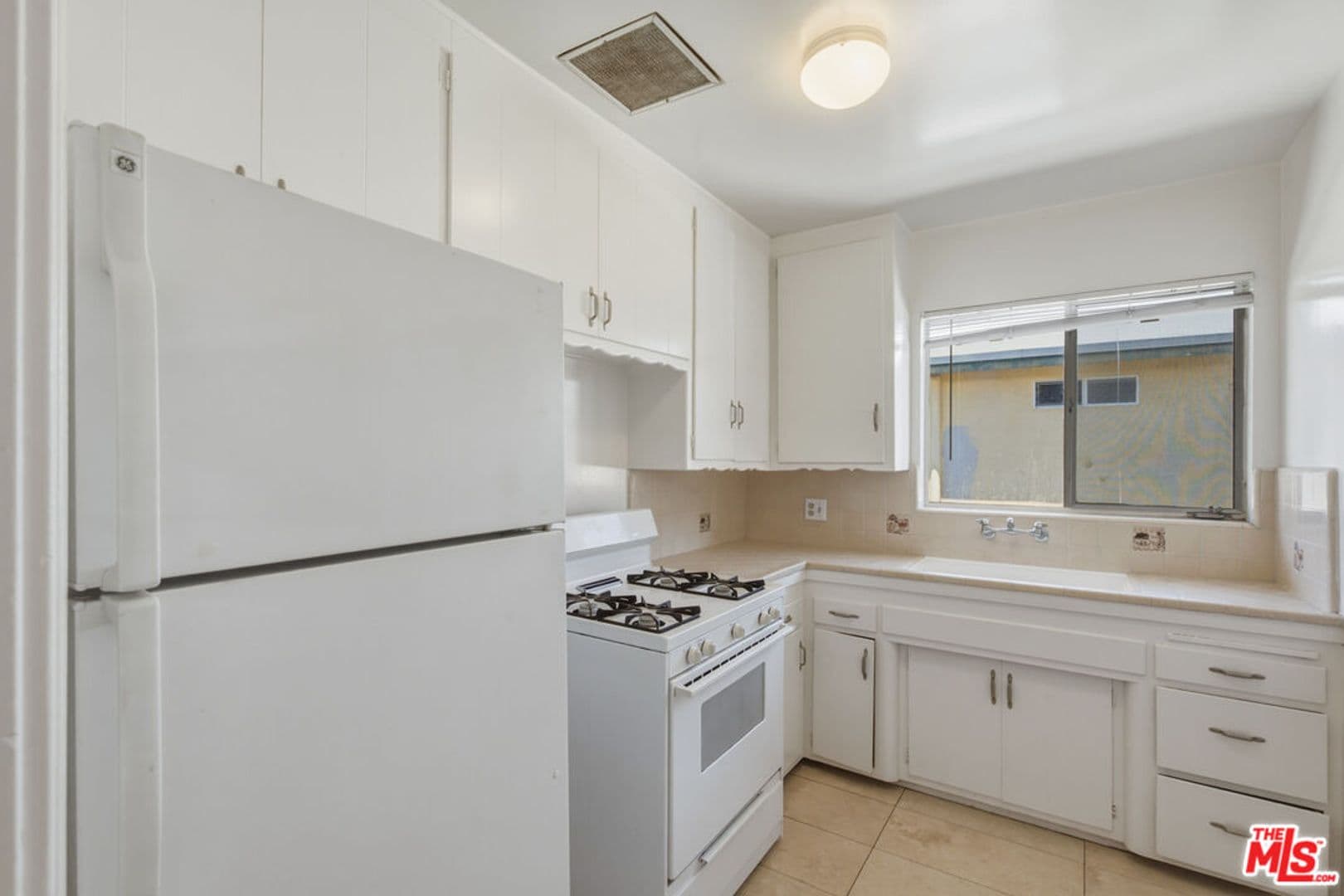 Los Angeles Apartment: 1058 S Wooster St