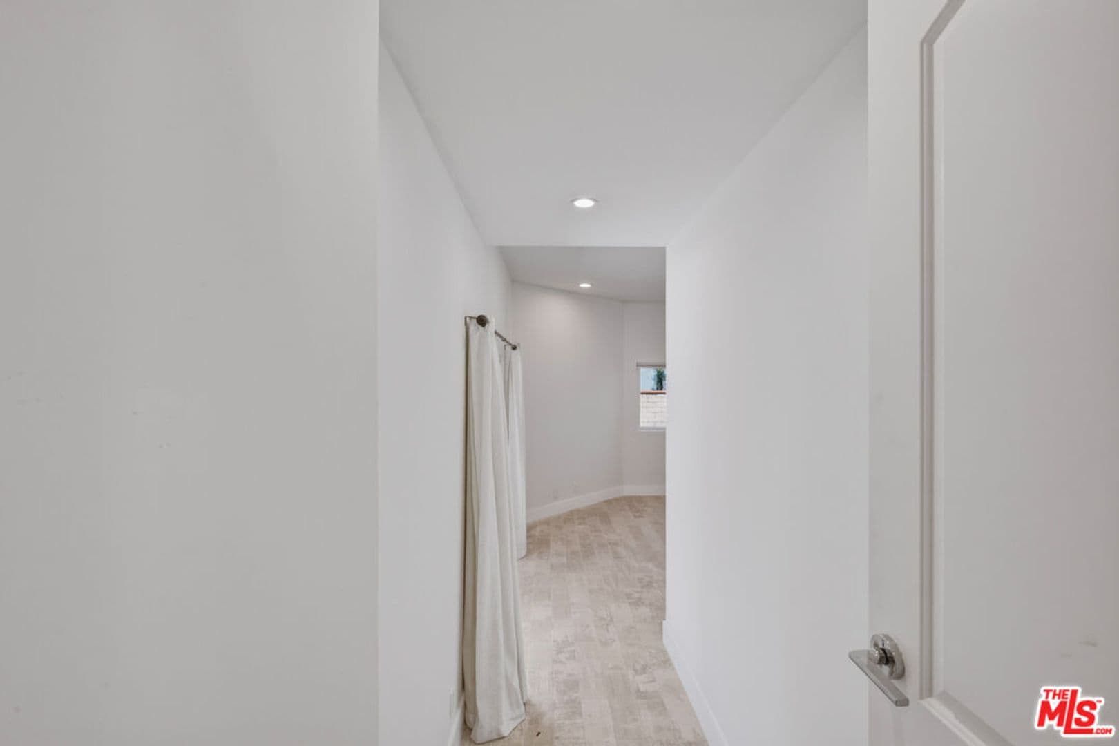 Venice House: 869 Warren Ave