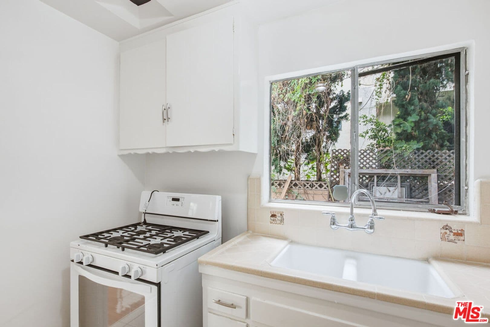Los Angeles Apartment: 1058 S Wooster St
