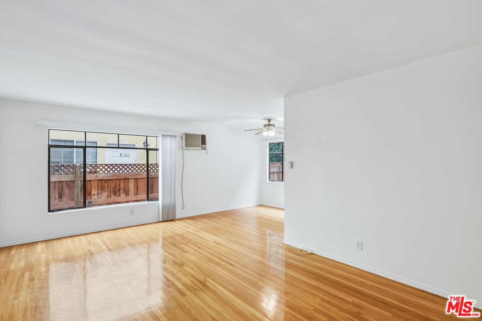 Los Angeles Apartment: 1058 S Wooster St