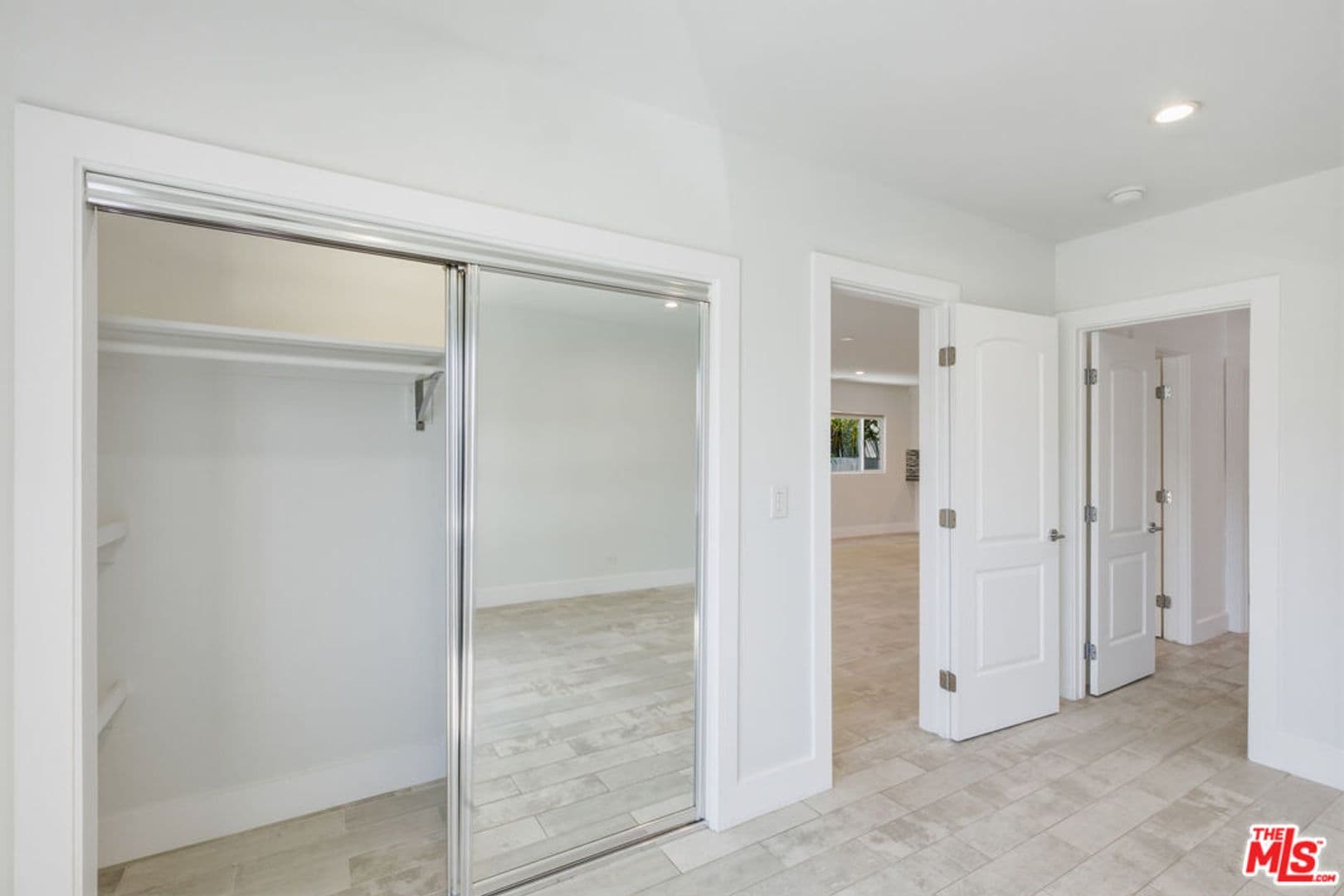 Venice House: 869 Warren Ave
