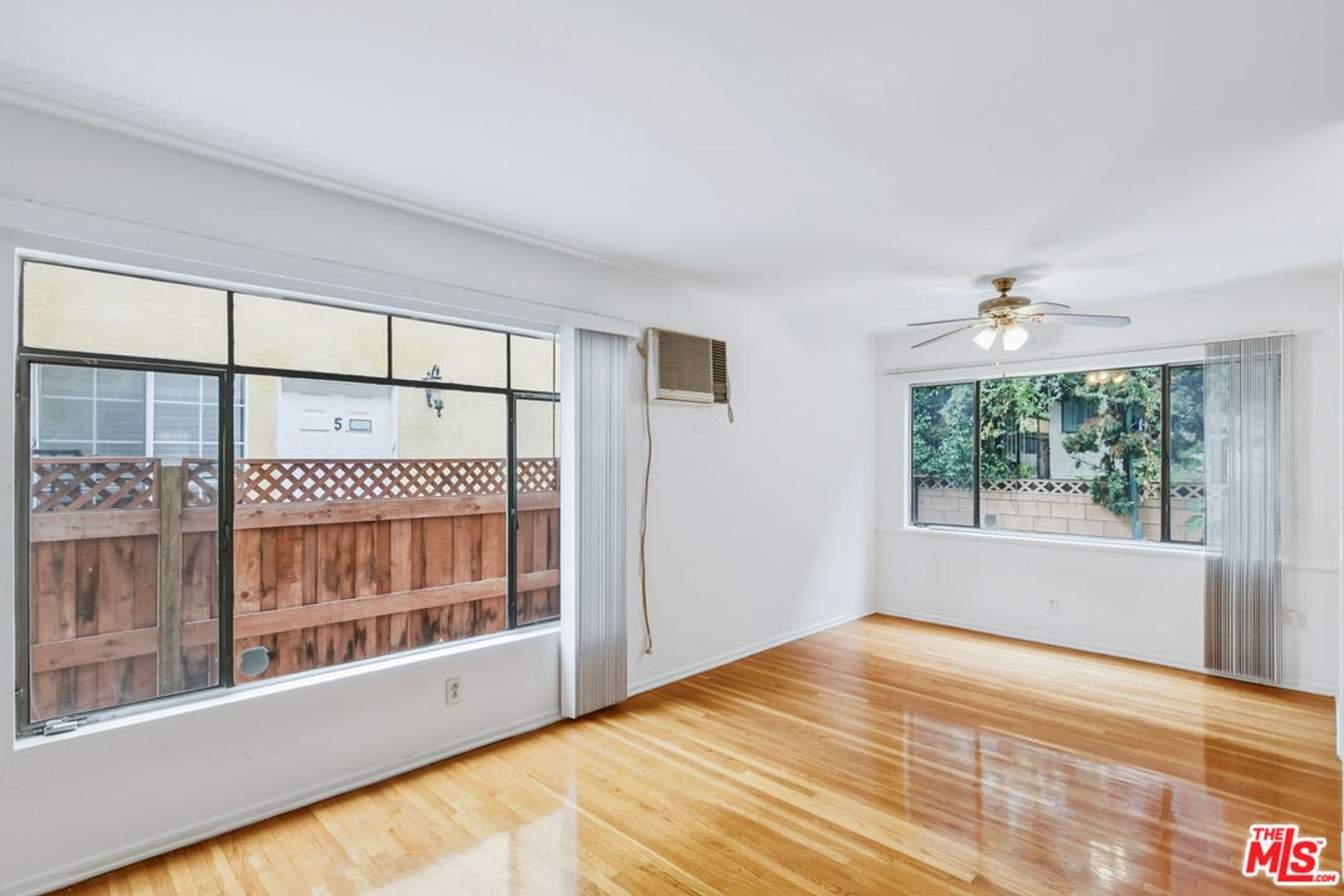Los Angeles Apartment: 1058 S Wooster St