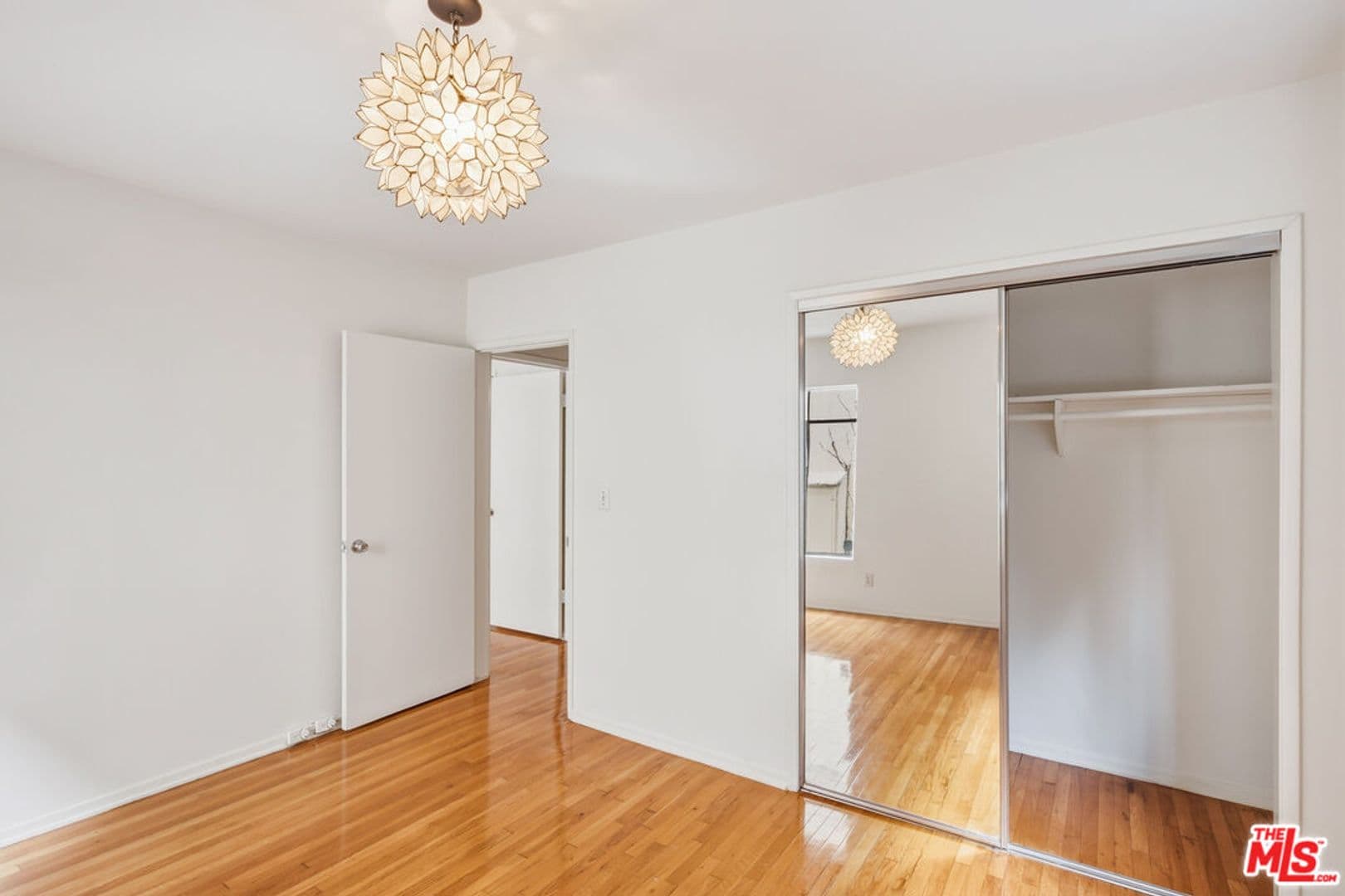 Los Angeles Apartment: 1058 S Wooster St