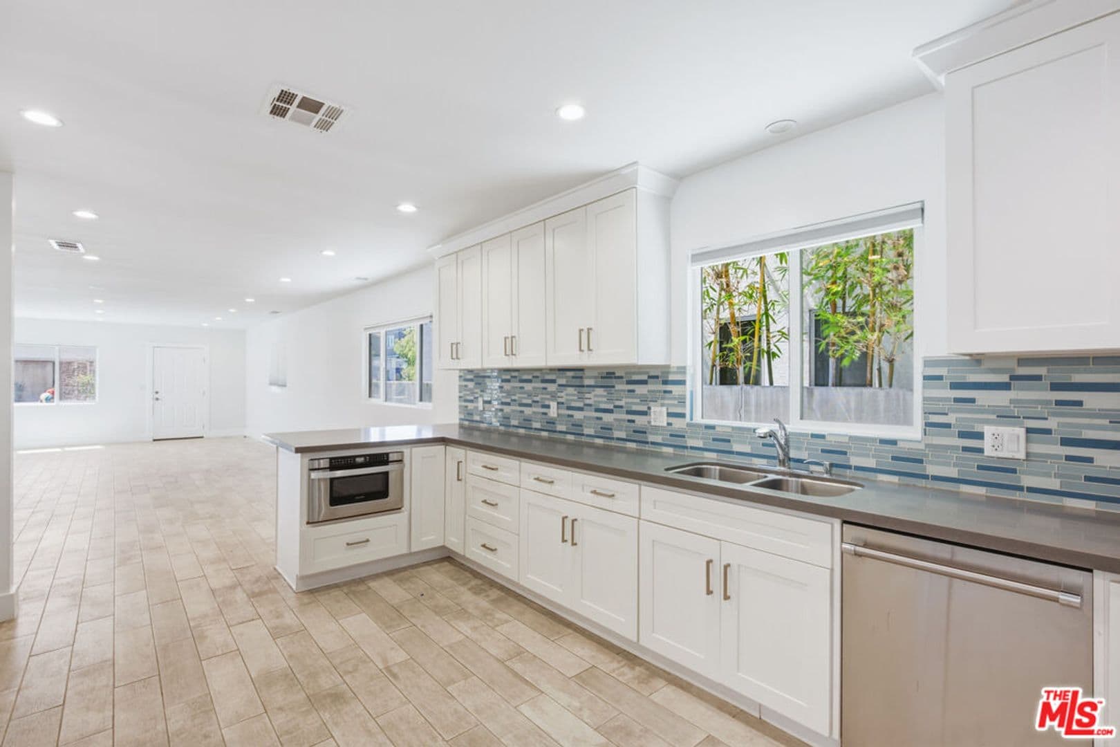 Venice House: 869 Warren Ave