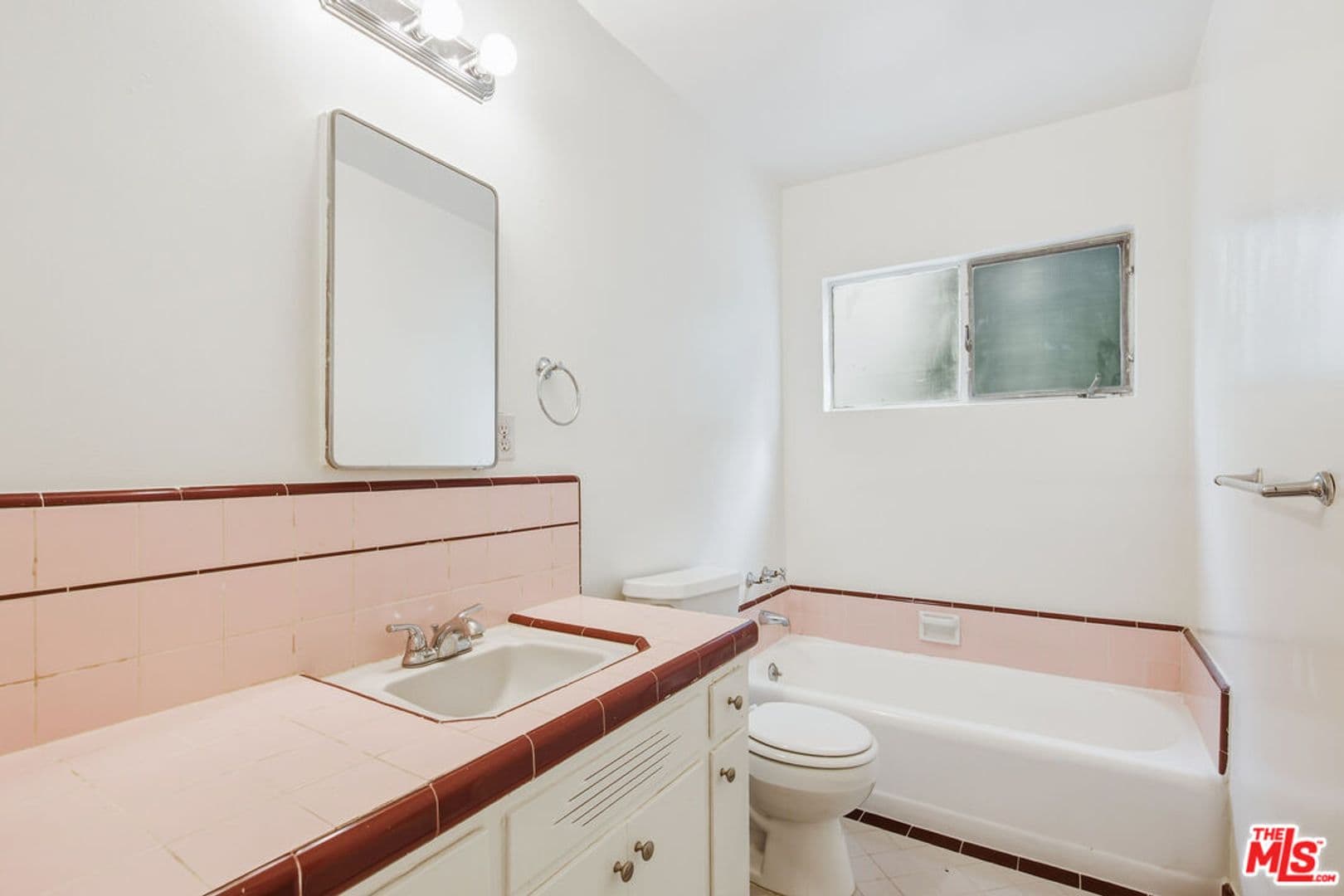 Los Angeles Apartment: 1058 S Wooster St