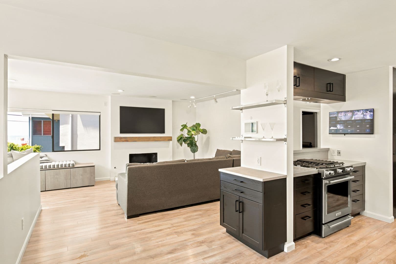 Marina del Rey Apartment: 21-23 Privateer Street