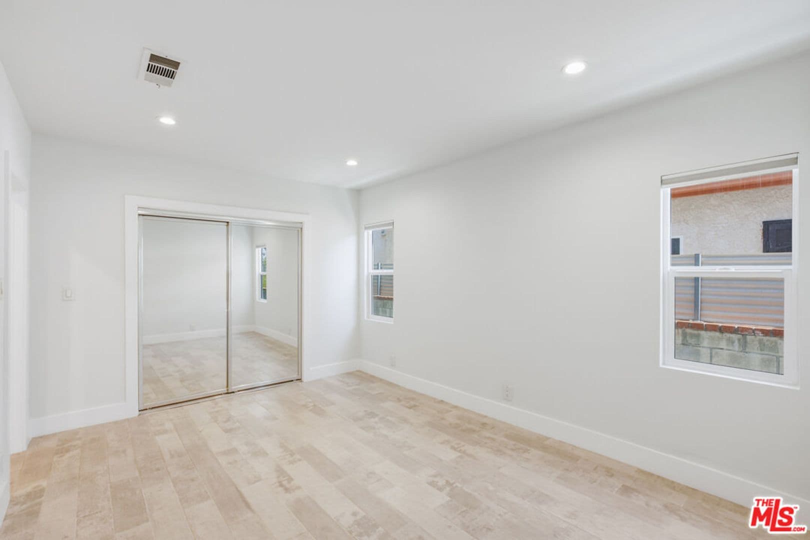 Venice House: 869 Warren Ave