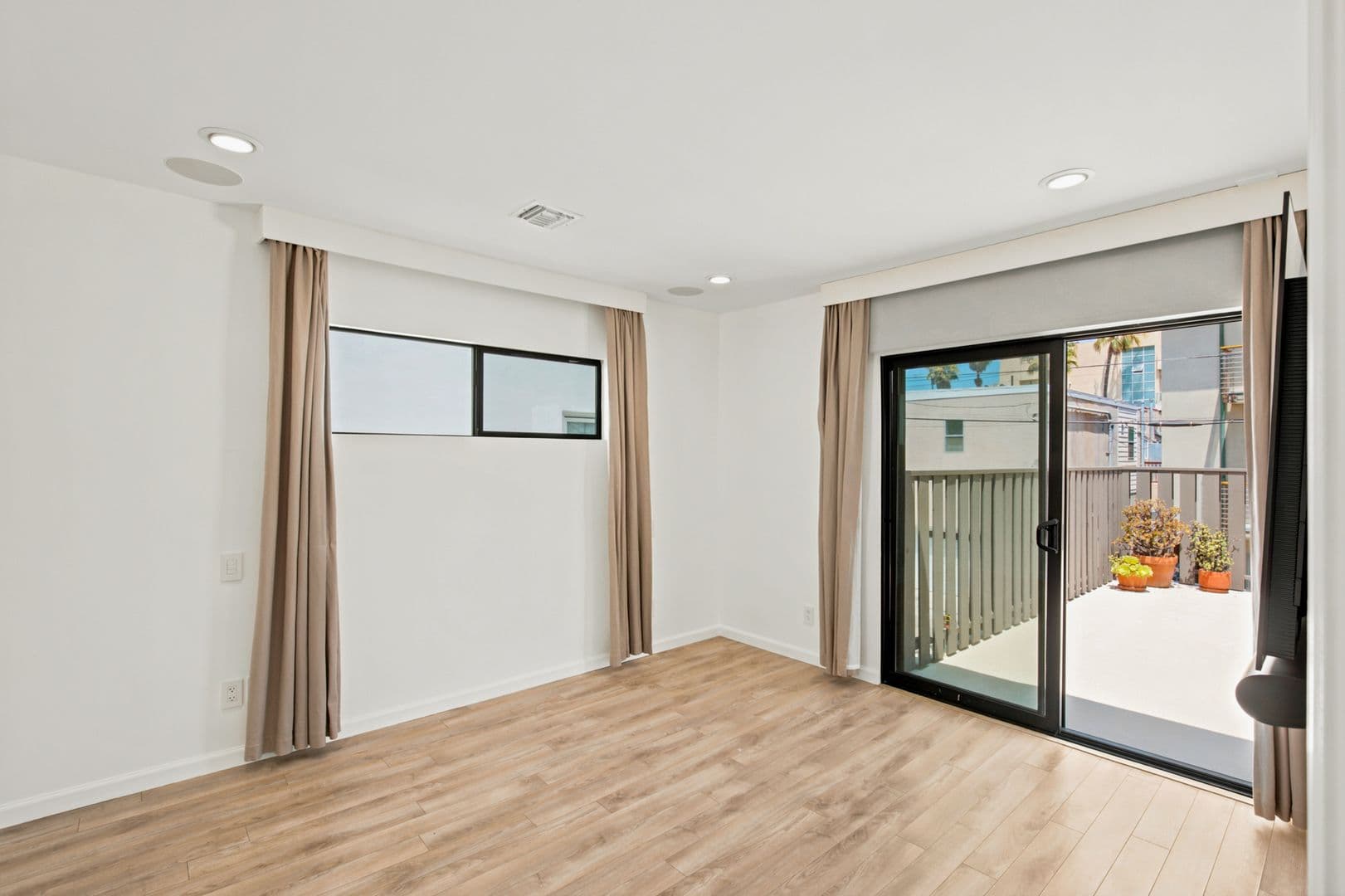 Marina del Rey Apartment: 21-23 Privateer Street
