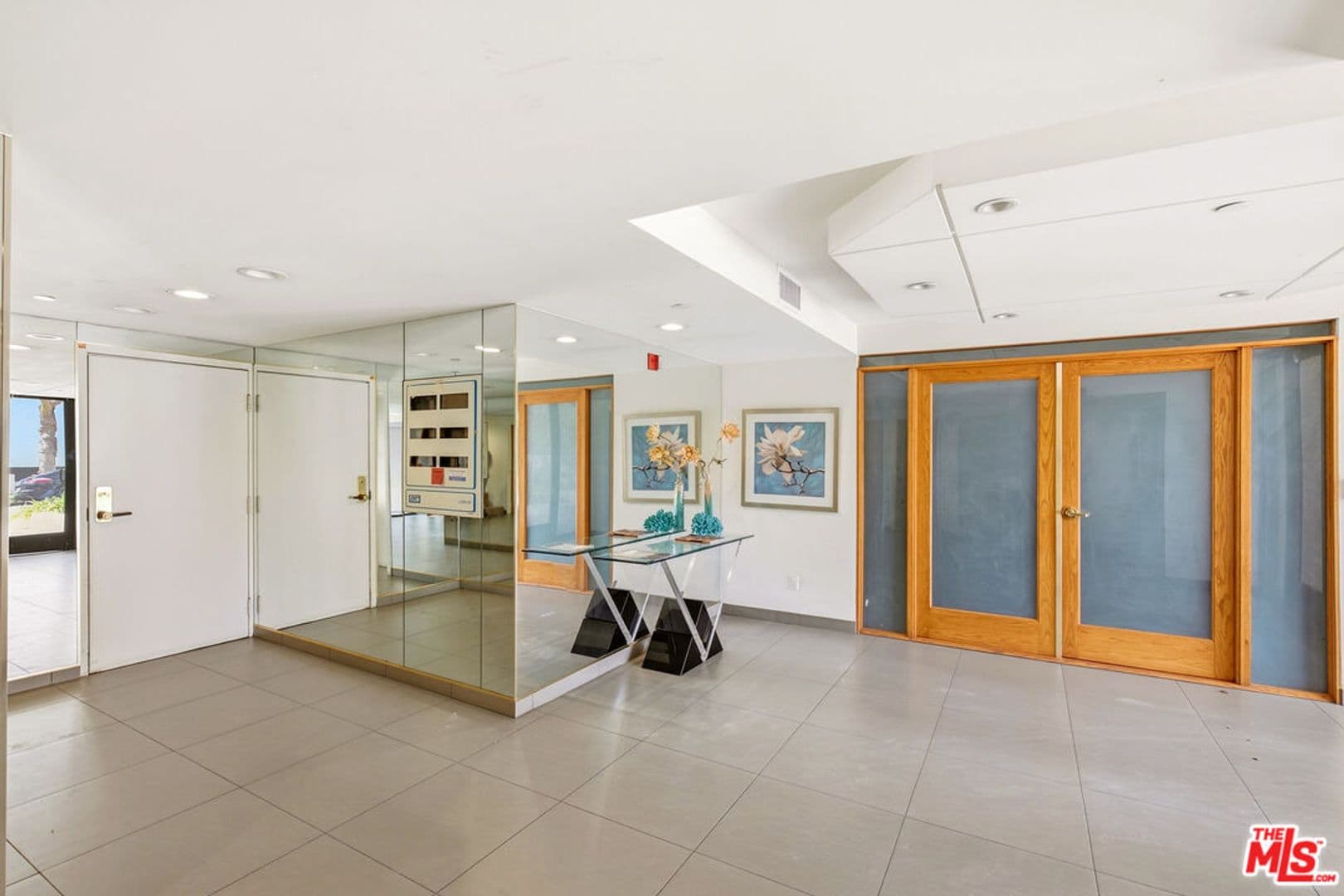 Beverly Hills Condo: 121 South Canon Drive