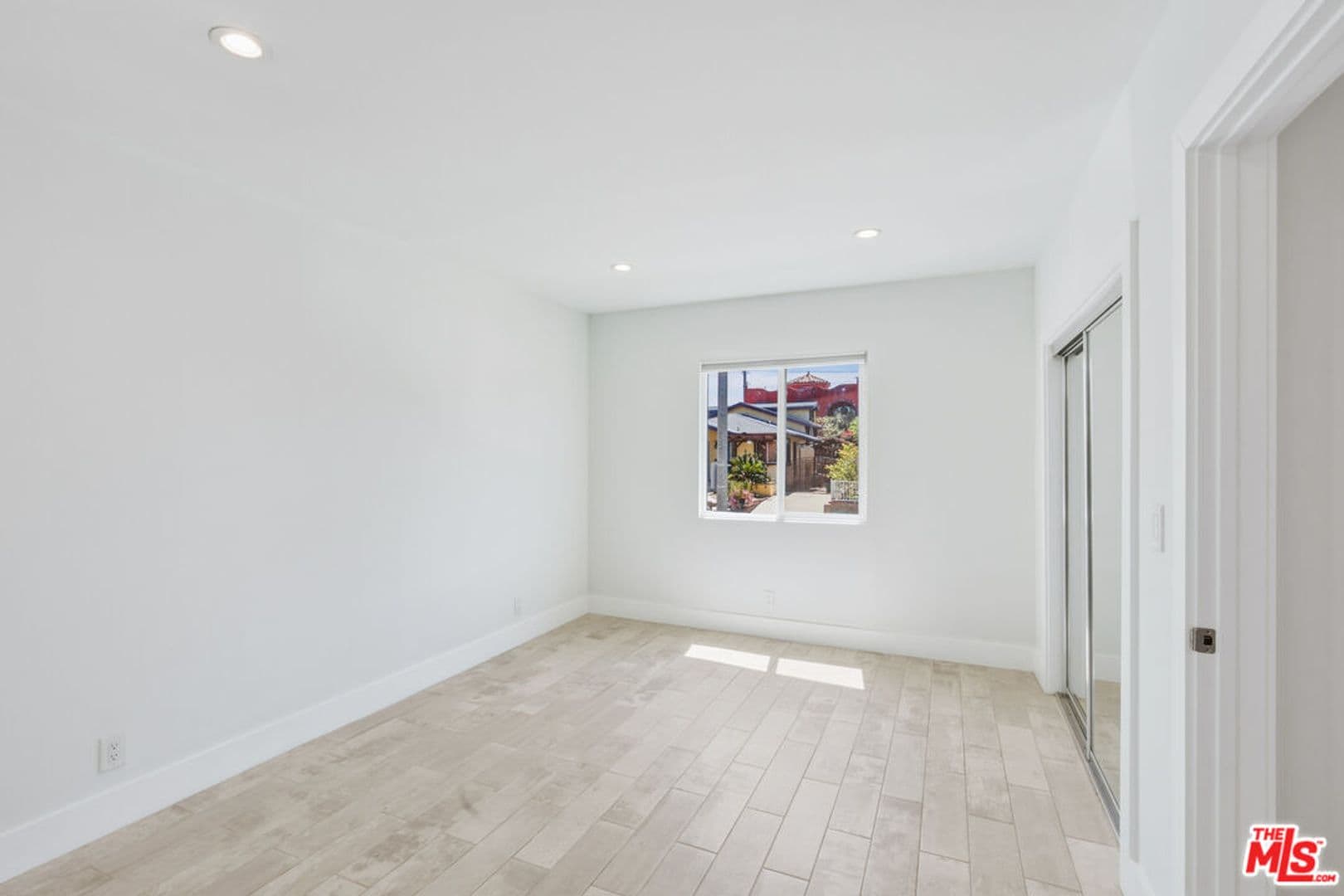 Venice House: 869 Warren Ave