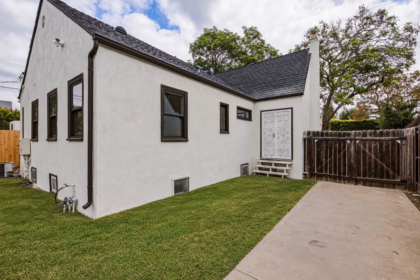 Los Angeles House: 525 N Crescent Heights