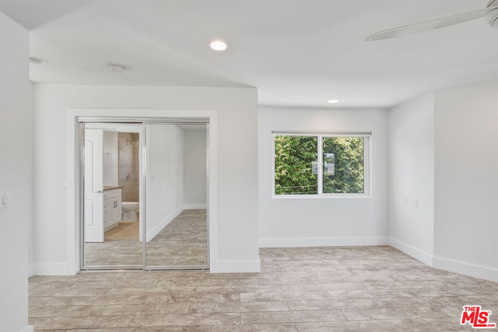 Venice House: 869 Warren Ave