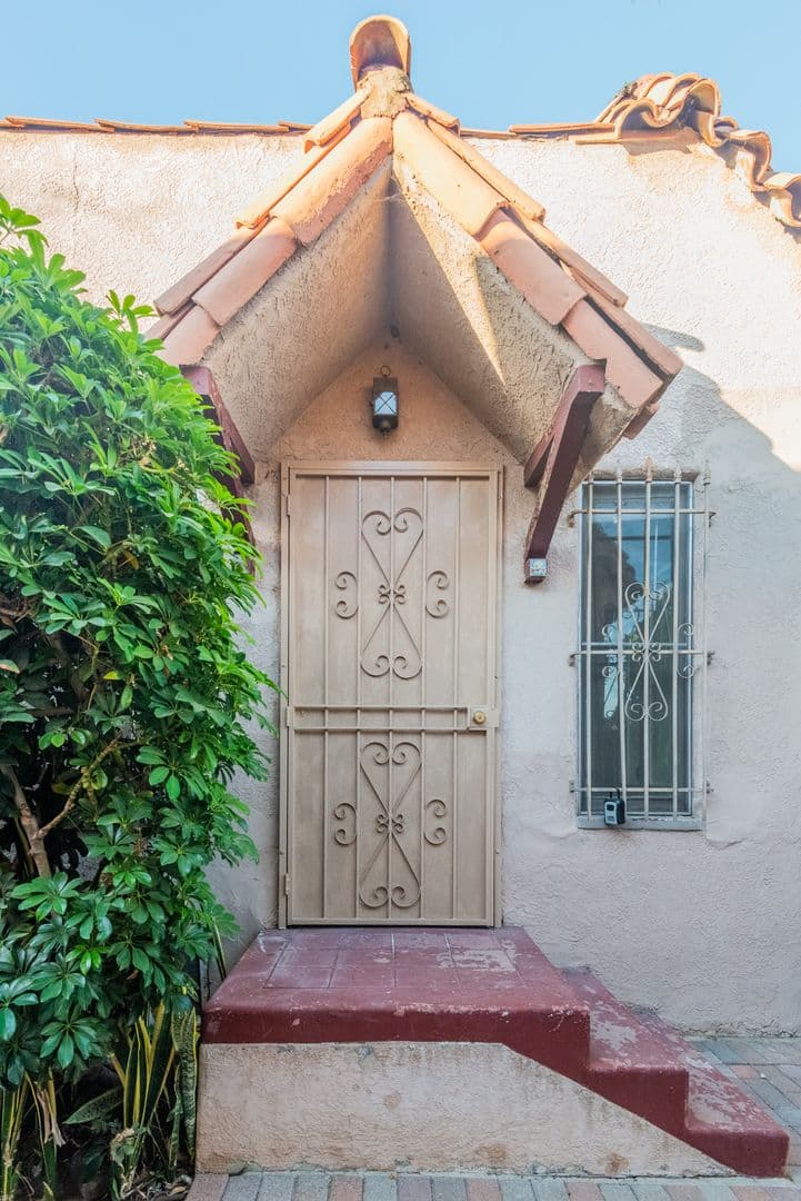 Los Angeles Apartment: 1225 North Citrus Ave.