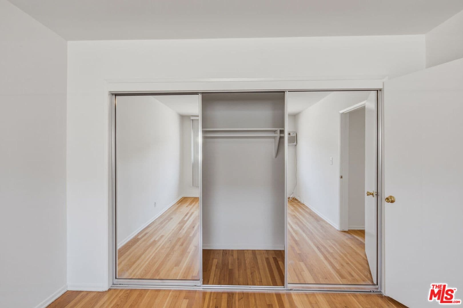 Los Angeles Apartment: 1058 S Wooster St
