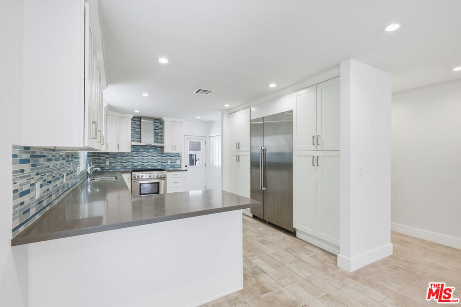 Venice House: 869 Warren Ave