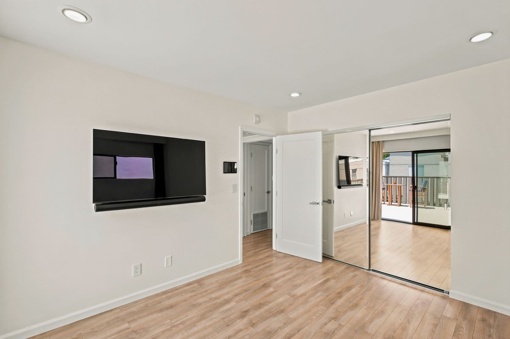 Marina del Rey Apartment: 21-23 Privateer Street