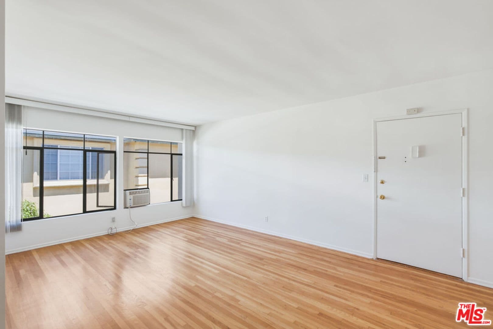 Los Angeles Apartment: 1058 S Wooster St