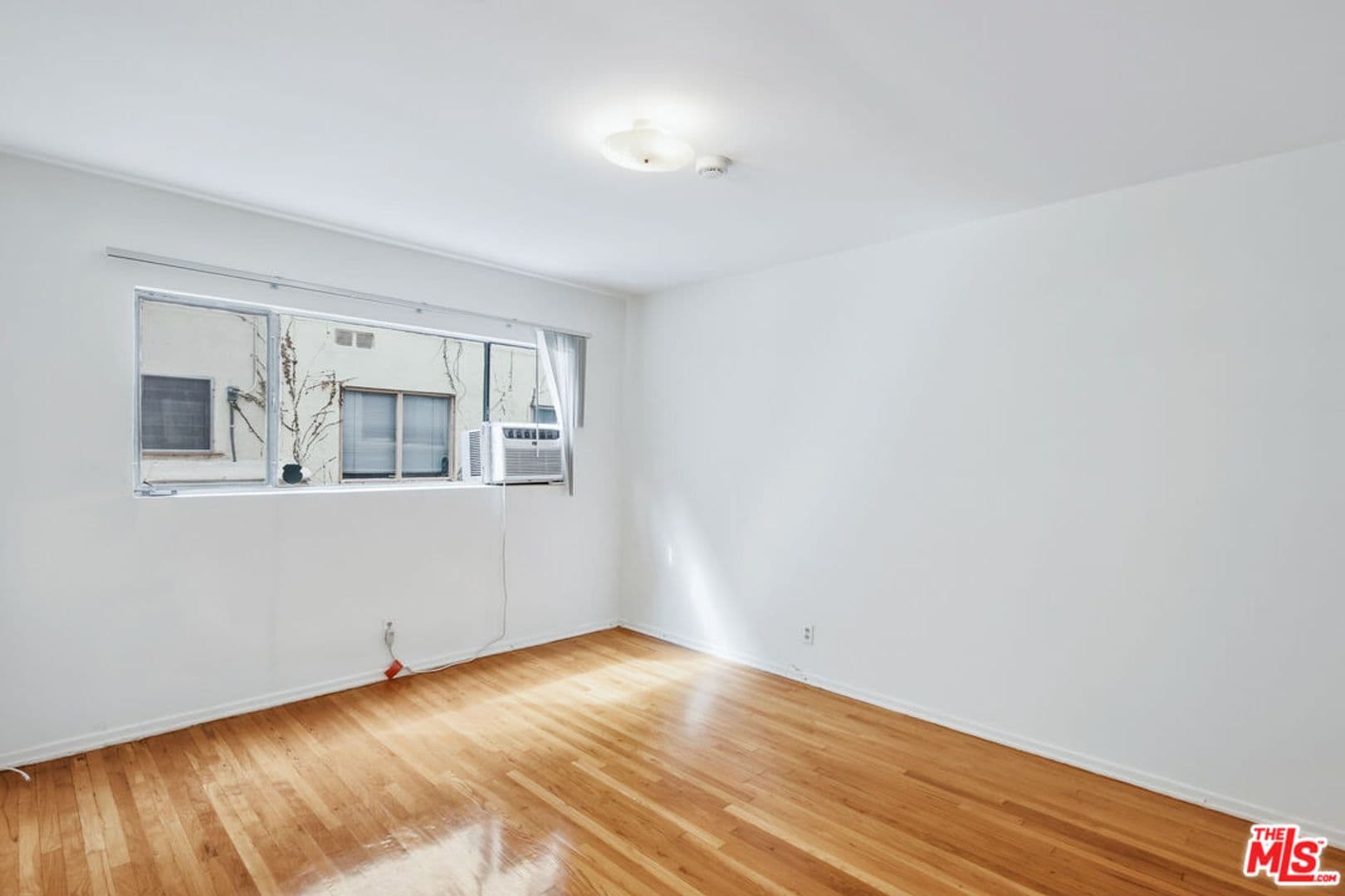Los Angeles Apartment: 1058 S Wooster St