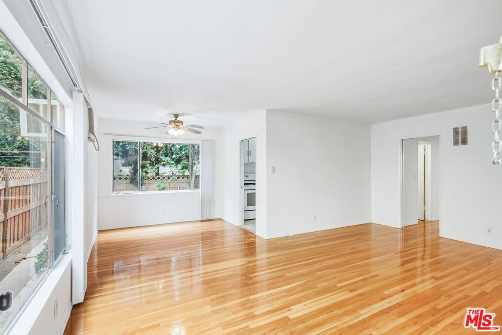 Los Angeles Apartment: 1058 S Wooster St