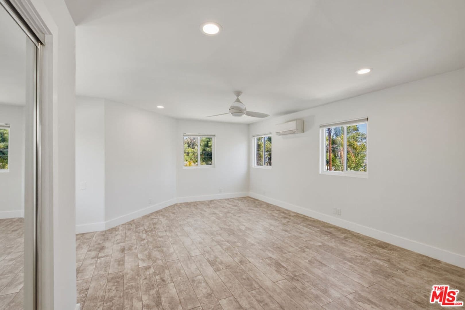Venice House: 869 Warren Ave
