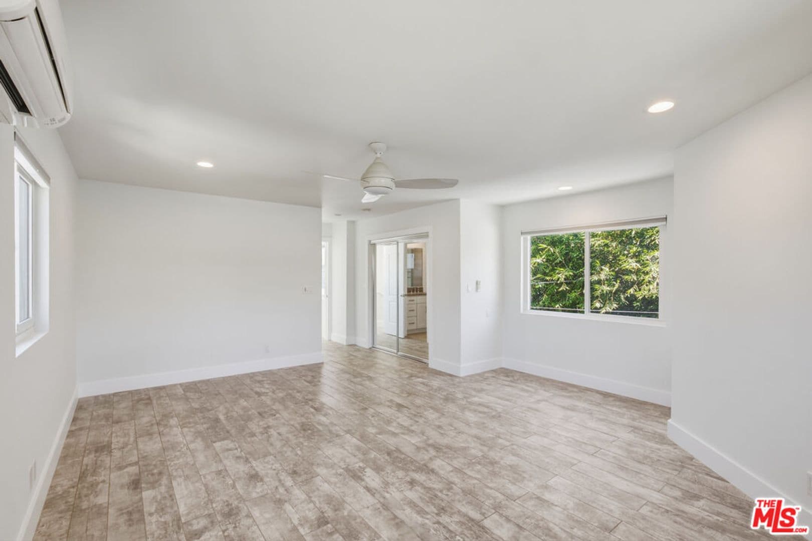 Venice House: 869 Warren Ave