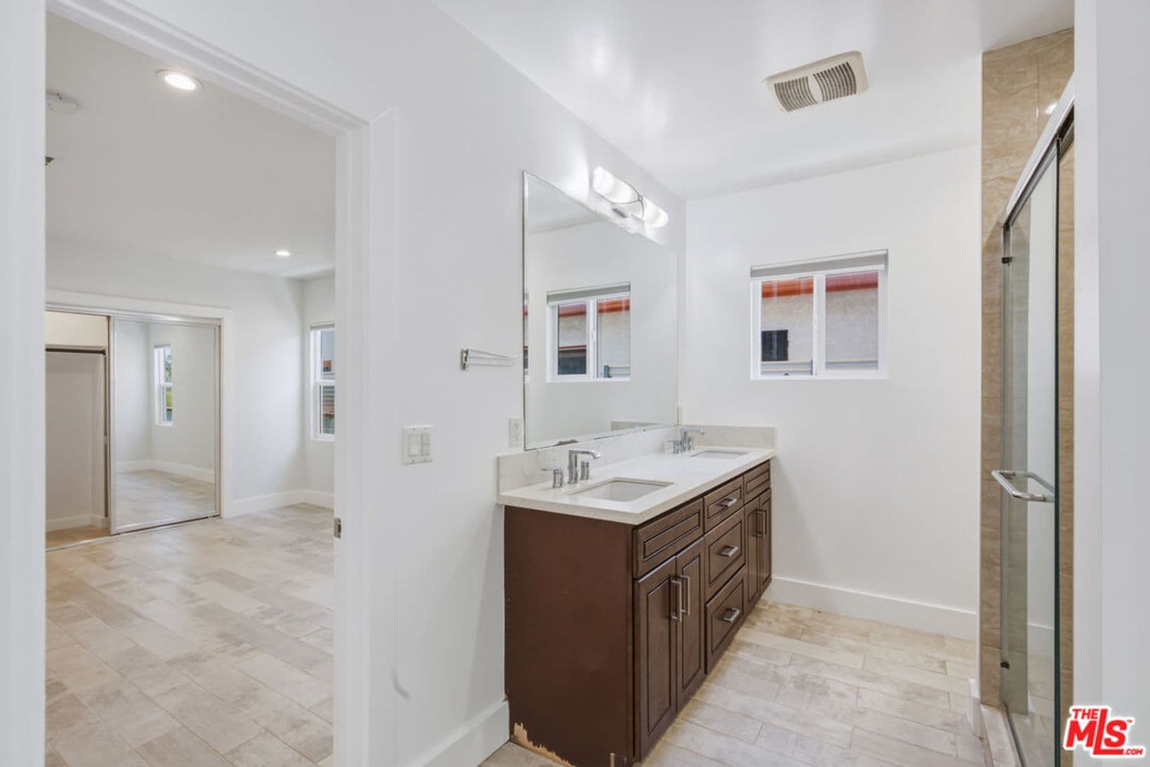 Venice House: 869 Warren Ave