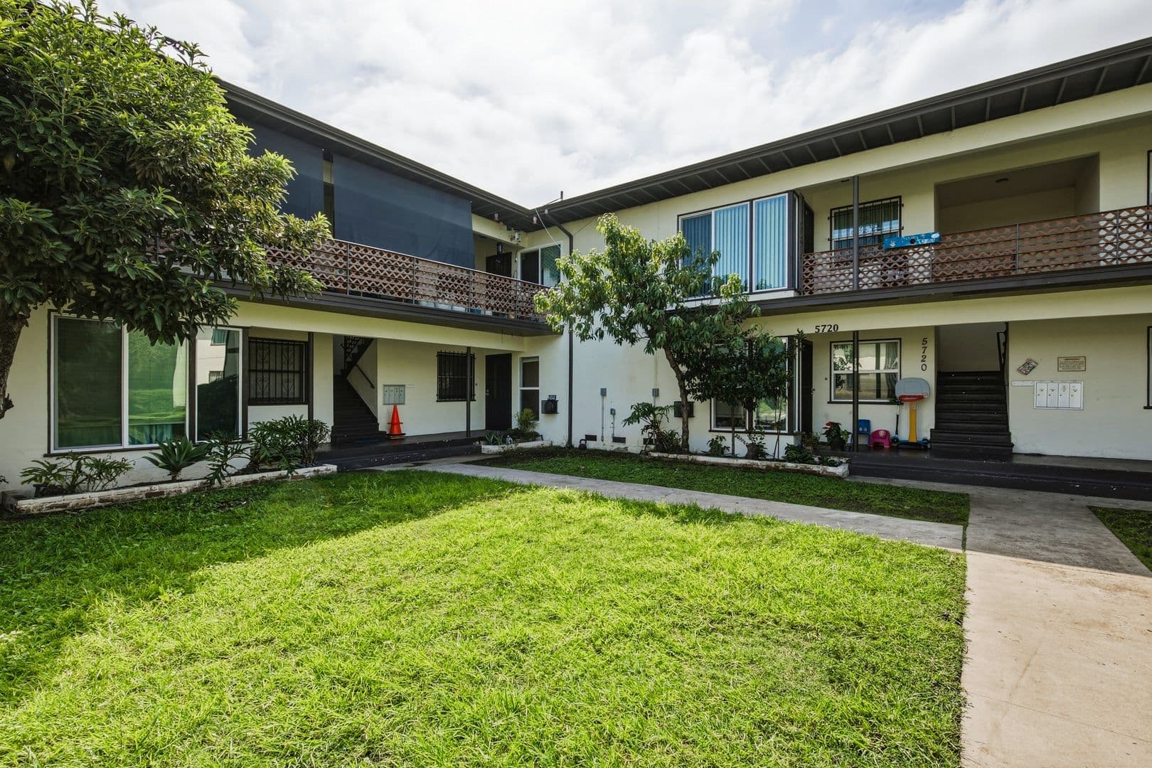 Los Angeles Apartment: 5700 Corbett Street