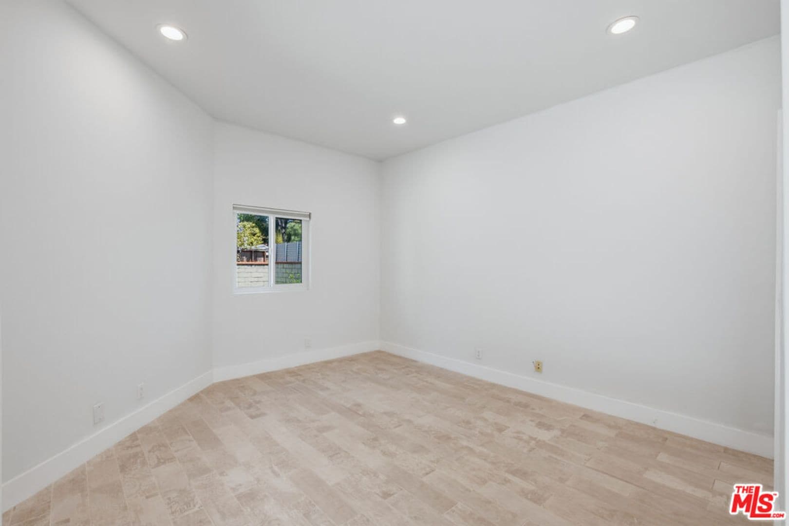 Venice House: 869 Warren Ave