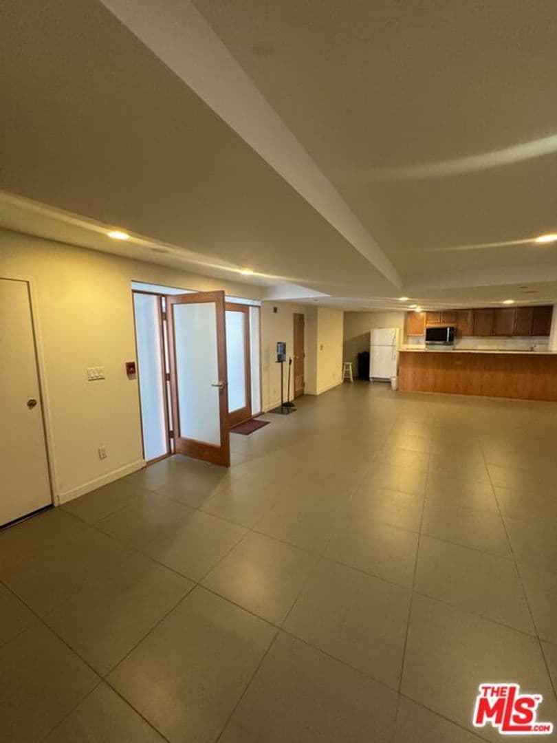 Beverly Hills Condo: 121 South Canon Drive