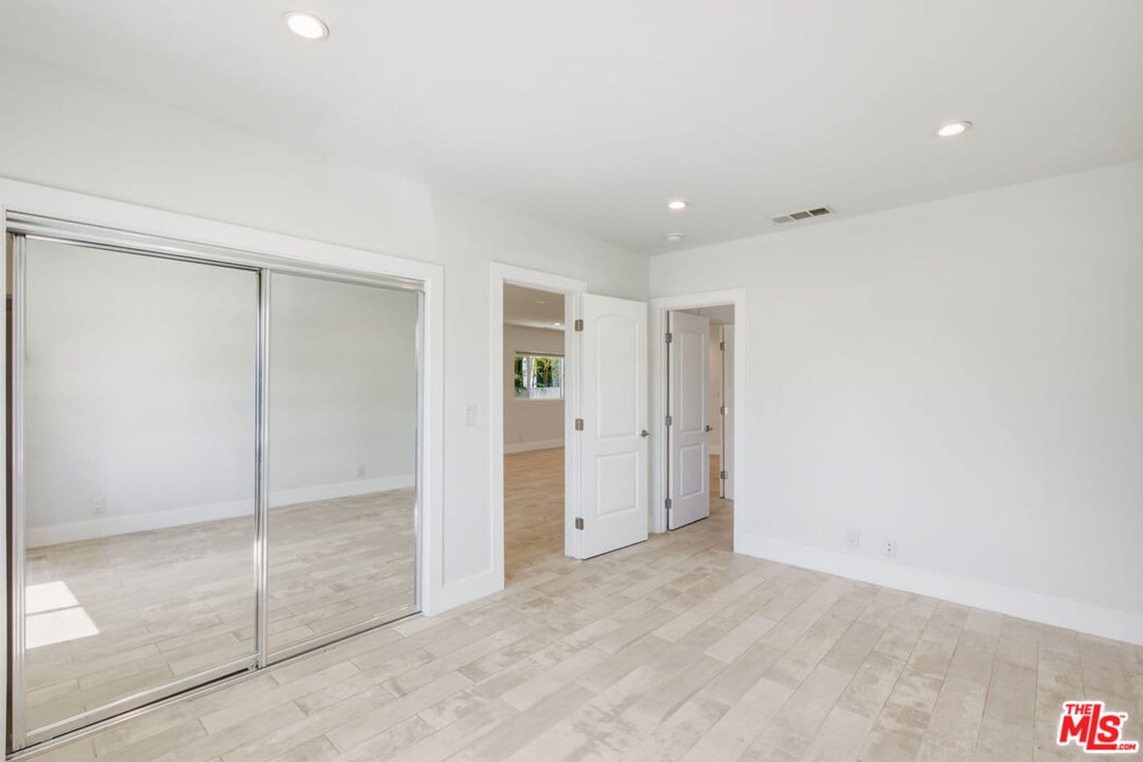Venice House: 869 Warren Ave