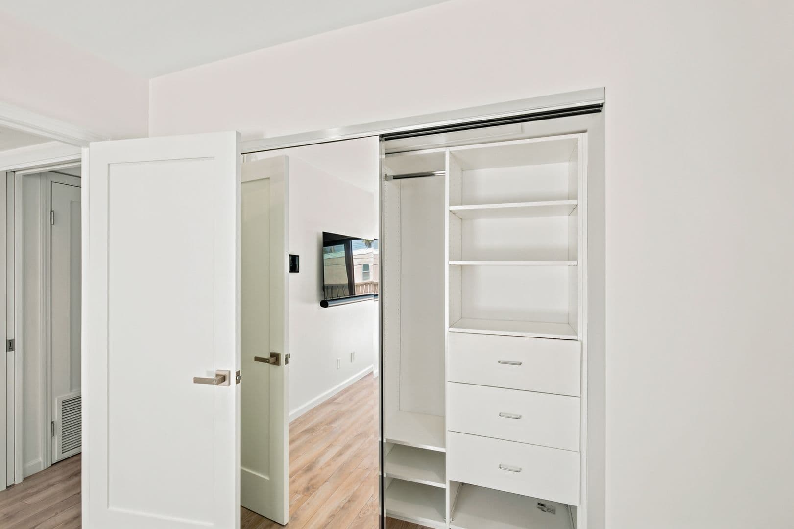 Marina del Rey Apartment: 21-23 Privateer Street