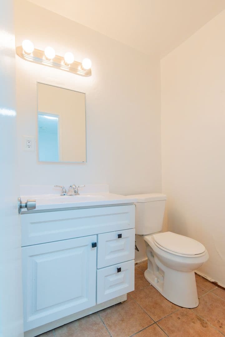 North Hollywood Apartment: 13135 Vanowen Street