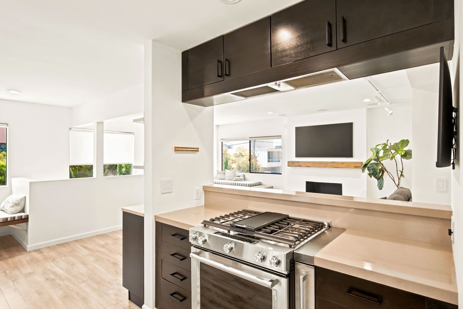 Marina del Rey Apartment: 21-23 Privateer Street